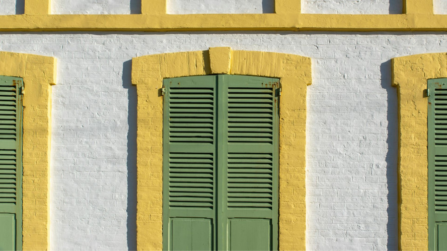 Soleil, chaleur et bord de mer : pourquoi les volets sont essentiels à Sainte‑Maxime ?