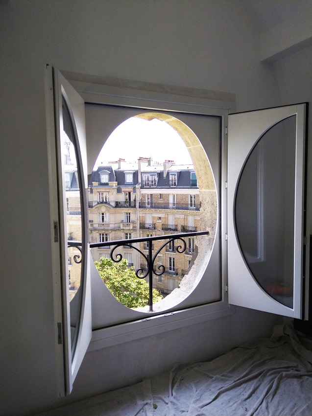 Pose de fenêtre ronde en bois par Lorenove Pa...